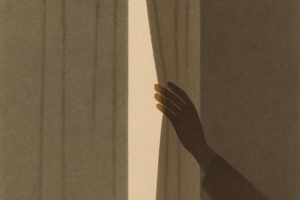 手のひらの幅だけ引かれたカーテンと、そこから漏れる光