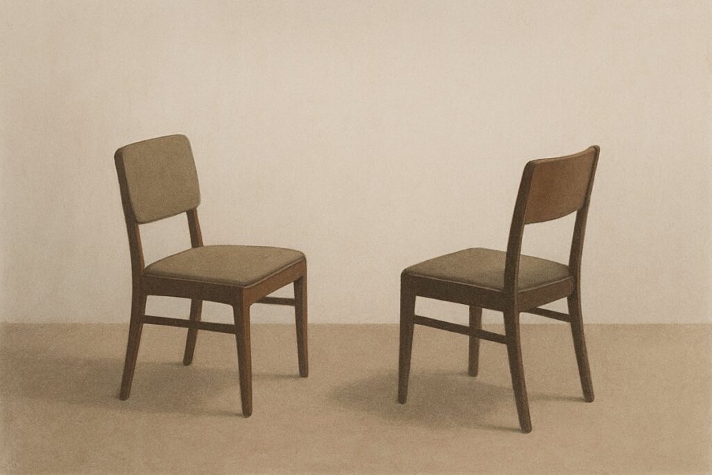 静かな部屋で少しだけ向き合う、空いたままの二脚の椅子