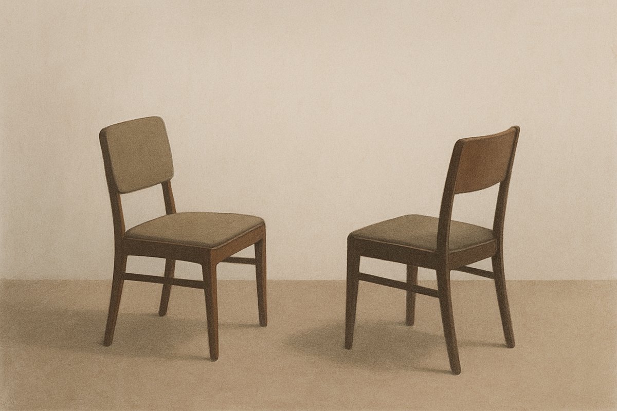 静かな部屋で少しだけ向き合う、空いたままの二脚の椅子